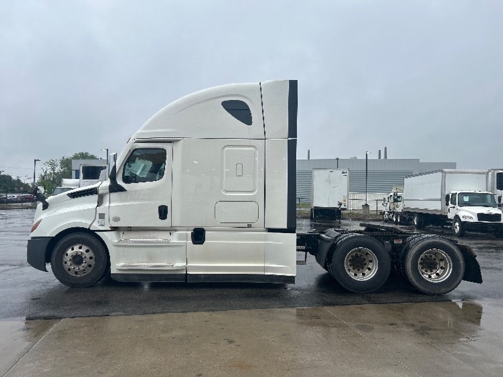 Sleeper Tractor-Heavy Duty Tractors-Freightliner-2021-T12664ST-Zelienople-PA-521,529\n\t\tmiles-$ 61,500 - Image 4