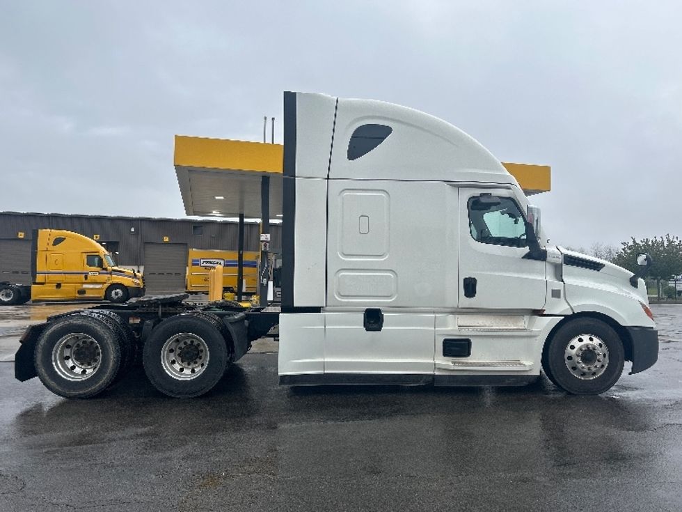 Sleeper Tractor-Heavy Duty Tractors-Freightliner-2021-T12664ST-Zelienople-PA-521,529\n\t\tmiles-$ 61,500 - Image 8