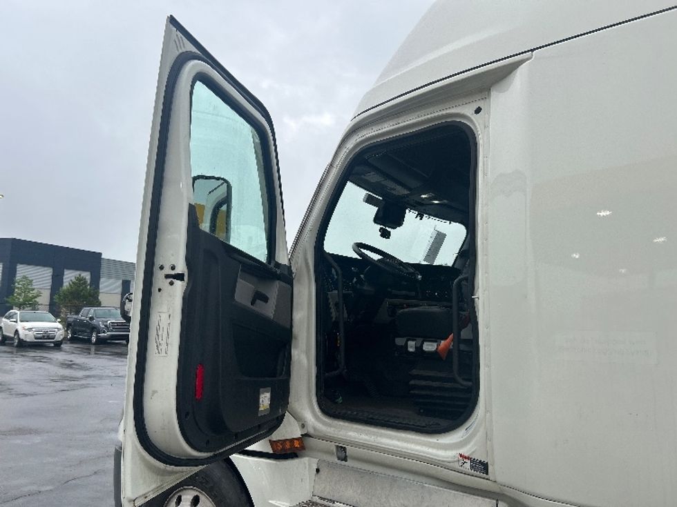 Sleeper Tractor-Heavy Duty Tractors-Freightliner-2021-T12664ST-Zelienople-PA-521,529\n\t\tmiles-$ 61,500 - Image 9