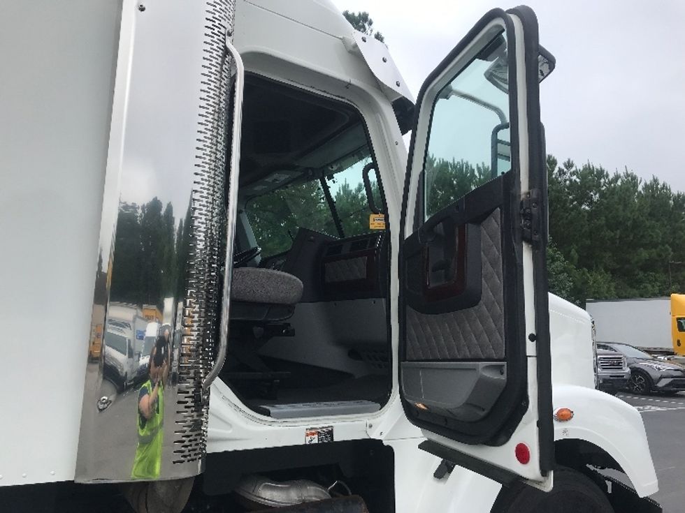 Sleeper Tractor-Heavy Duty Tractors-Freightliner-2022-D12264SD-Ladson-SC-210,679\n\t\tmiles-$ 107,250 - Image 13