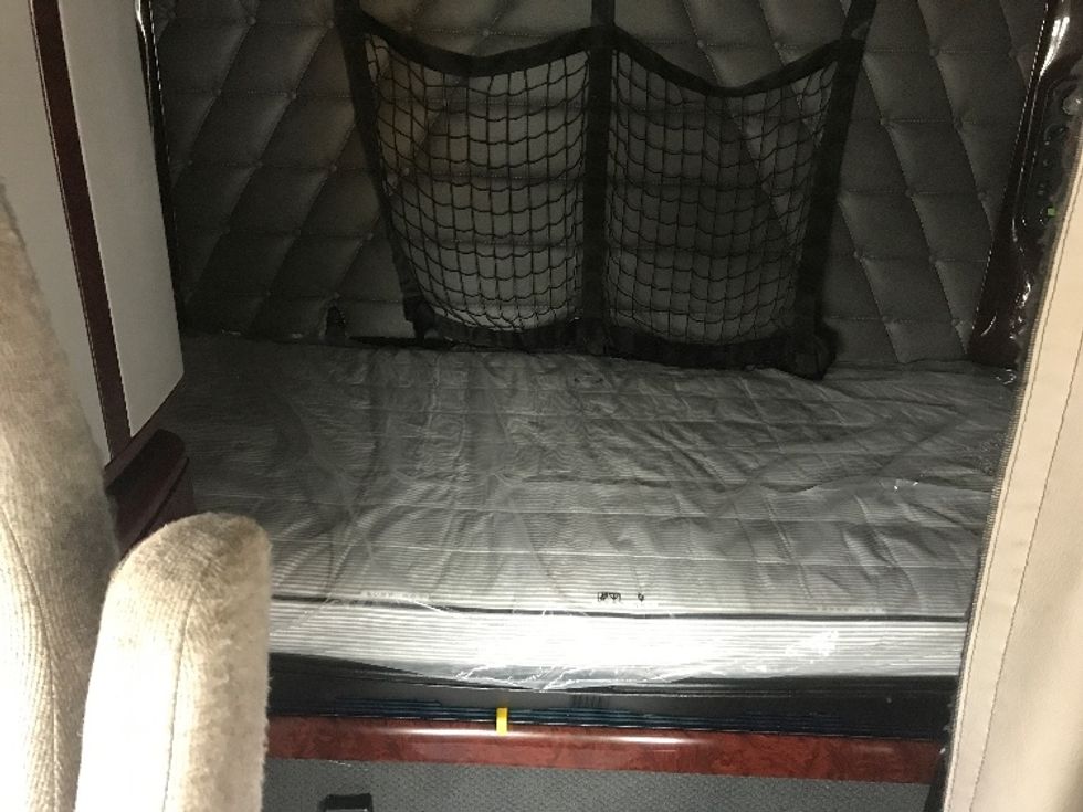 Sleeper Tractor-Heavy Duty Tractors-Freightliner-2022-D12264SD-Ladson-SC-210,679\n\t\tmiles-$ 107,250 - Image 16