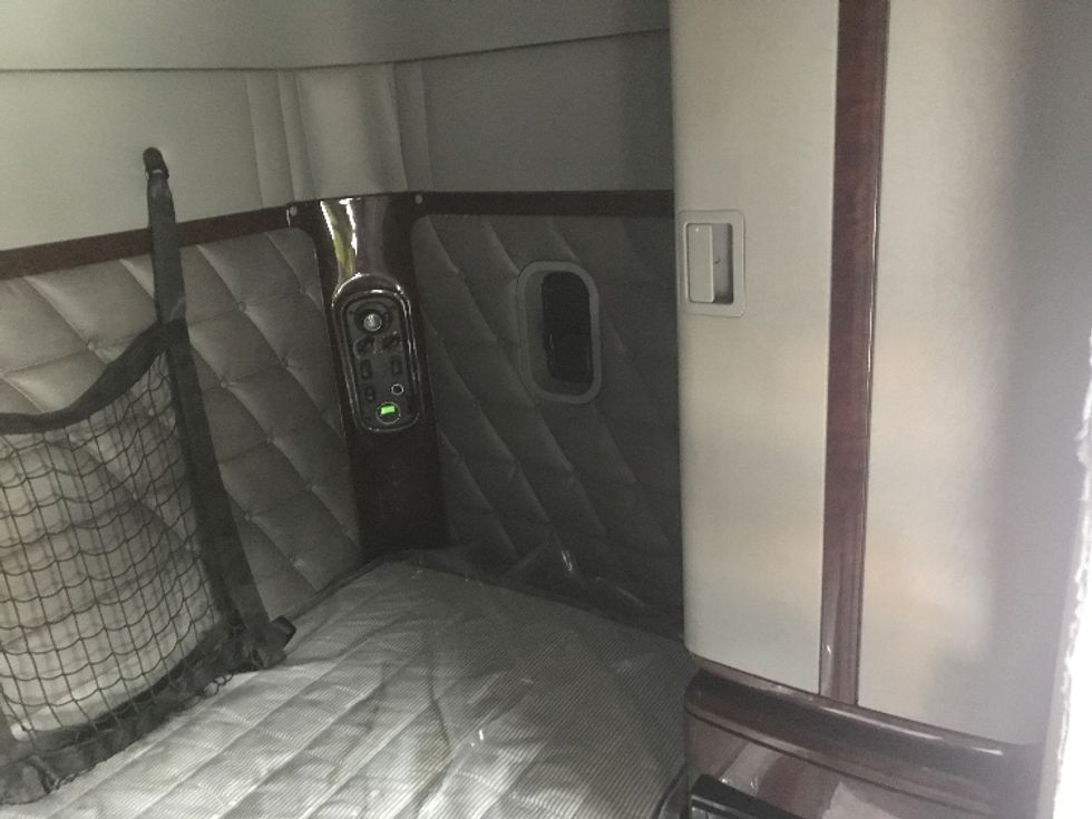 Sleeper Tractor-Heavy Duty Tractors-Freightliner-2022-D12264SD-Ladson-SC-210,679\n\t\tmiles-$ 107,250 - Image 18