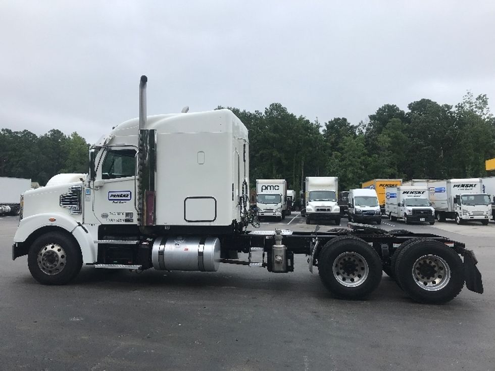 Sleeper Tractor-Heavy Duty Tractors-Freightliner-2022-D12264SD-Ladson-SC-210,679\n\t\tmiles-$ 107,250 - Image 4
