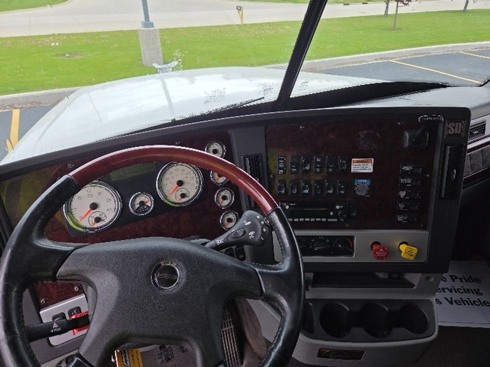 Sleeper Tractor-Heavy Duty Tractors-Freightliner-2022-D12264SD-Milwaukee-WI-271,071\n\t\tmiles-$ 95,000 - Image 11