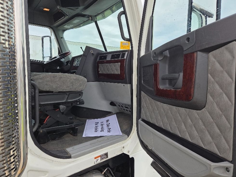 Sleeper Tractor-Heavy Duty Tractors-Freightliner-2022-D12264SD-Milwaukee-WI-271,071\n\t\tmiles-$ 95,000 - Image 13