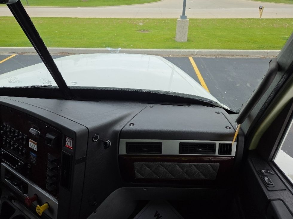 Sleeper Tractor-Heavy Duty Tractors-Freightliner-2022-D12264SD-Milwaukee-WI-271,071\n\t\tmiles-$ 95,000 - Image 14