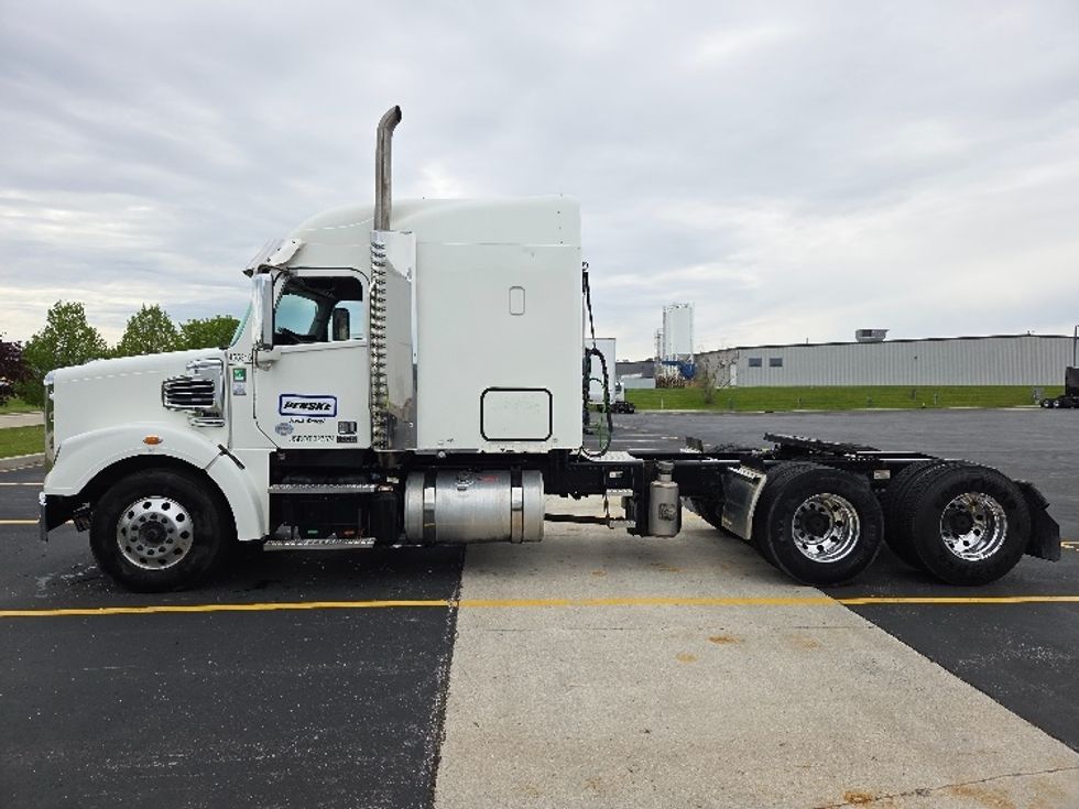 Sleeper Tractor-Heavy Duty Tractors-Freightliner-2022-D12264SD-Milwaukee-WI-271,071\n\t\tmiles-$ 95,000 - Image 4