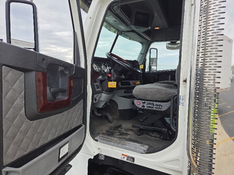 Sleeper Tractor-Heavy Duty Tractors-Freightliner-2022-D12264SD-Milwaukee-WI-271,071\n\t\tmiles-$ 95,000 - Image 9