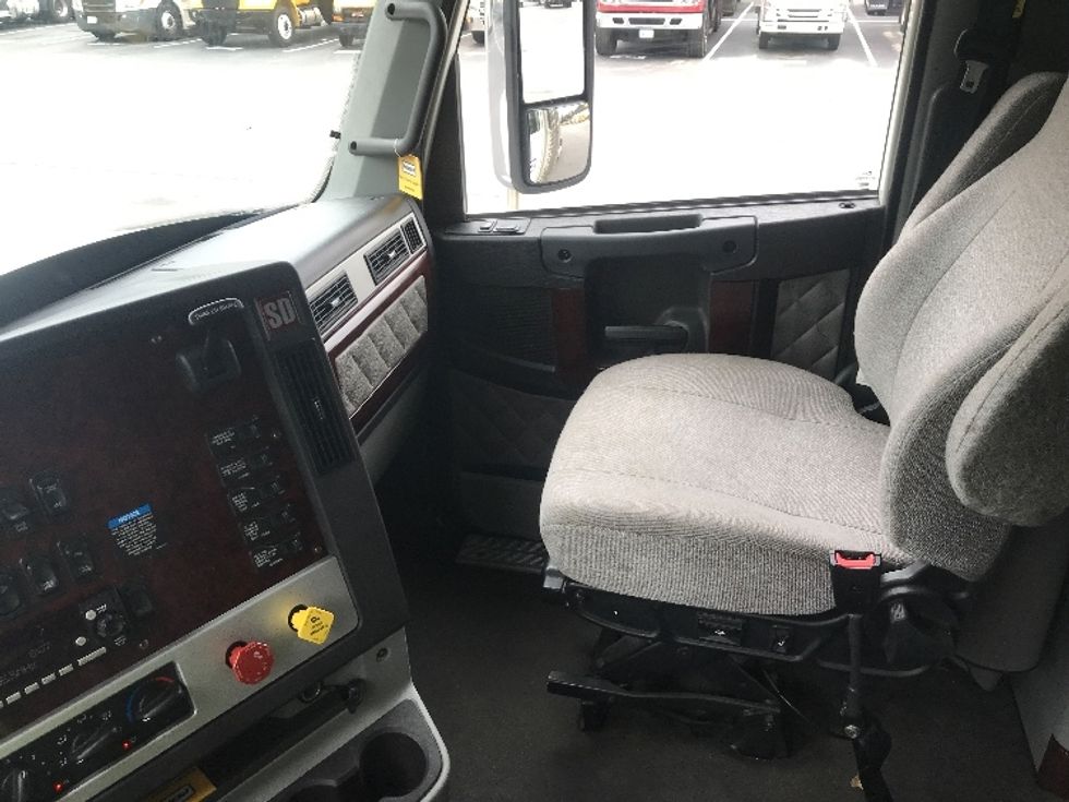 Sleeper Tractor-Heavy Duty Tractors-Freightliner-2022-D12264SD-Rocky Mount-VA-248,312\n\t\tmiles-$ 99,750 - Image 10