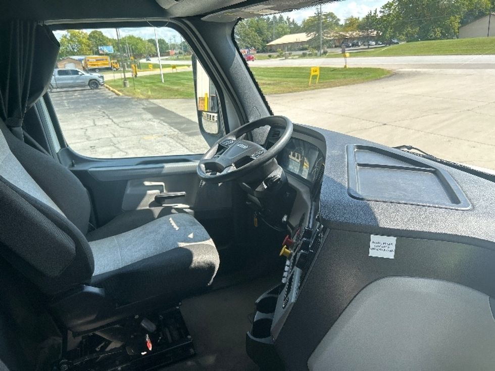 Sleeper Tractor-Heavy Duty Tractors-Freightliner-2022-T11664ST-Elkhart-IN-441,811\n\t\tmiles-$ 68,250 - Image 15