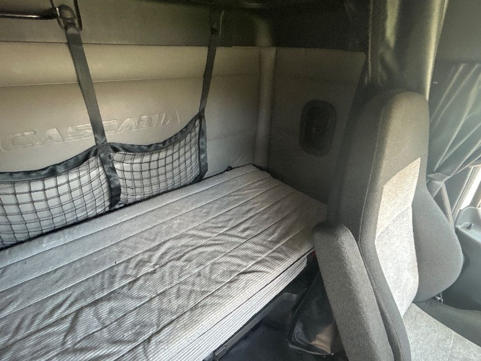 Sleeper Tractor-Heavy Duty Tractors-Freightliner-2022-T11664ST-Elkhart-IN-441,811\n\t\tmiles-$ 68,250 - Image 17