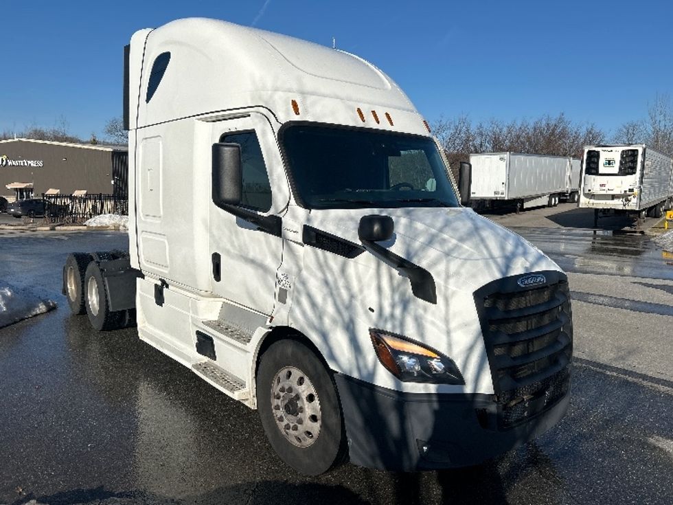 Sleeper Tractor-Heavy Duty Tractors-Freightliner-2022-T11664ST-Fitchburg-MA-465,776\n\t\tmiles-$ 66,250 - Image 1