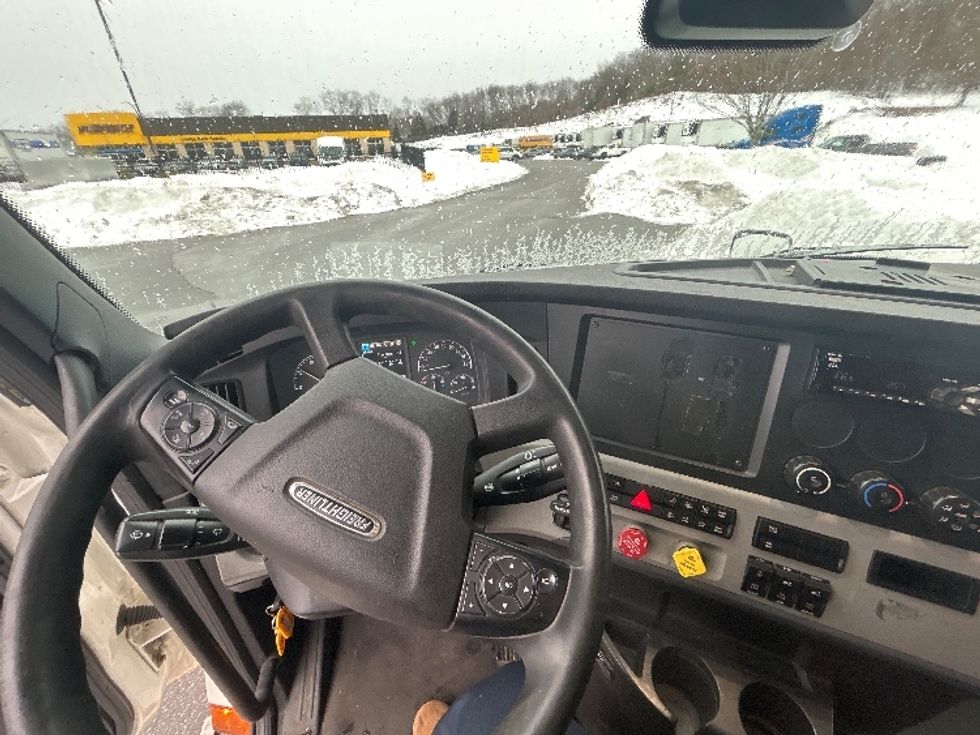 Sleeper Tractor-Heavy Duty Tractors-Freightliner-2022-T11664ST-Fitchburg-MA-465,776\n\t\tmiles-$ 66,250 - Image 11