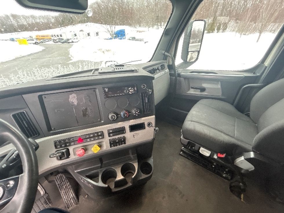 Sleeper Tractor-Heavy Duty Tractors-Freightliner-2022-T11664ST-Fitchburg-MA-465,776\n\t\tmiles-$ 66,250 - Image 12