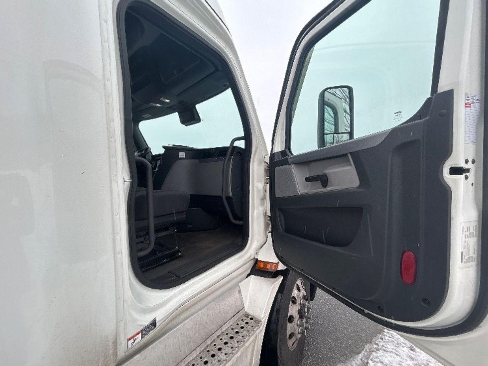 Sleeper Tractor-Heavy Duty Tractors-Freightliner-2022-T11664ST-Fitchburg-MA-465,776\n\t\tmiles-$ 66,250 - Image 13