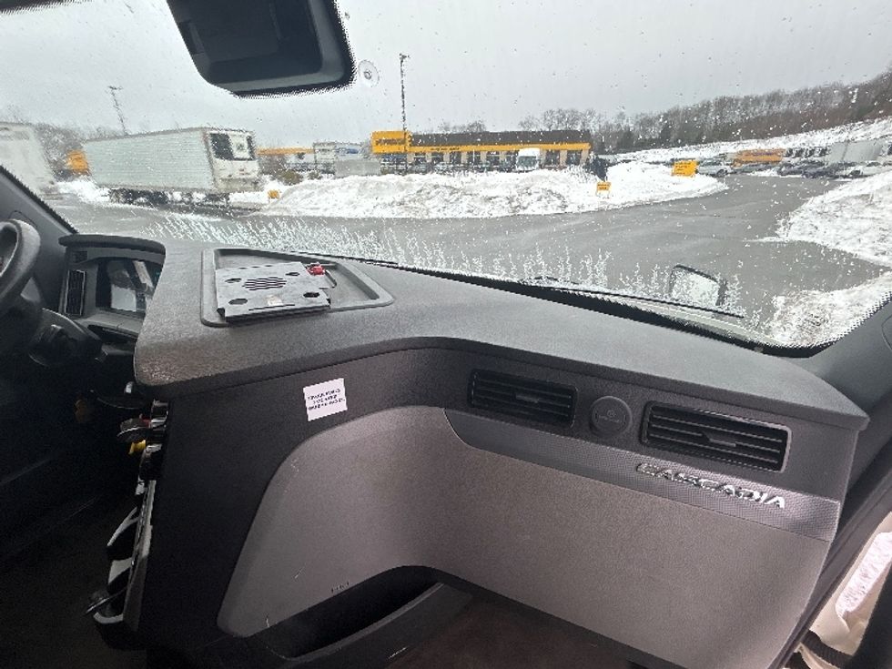 Sleeper Tractor-Heavy Duty Tractors-Freightliner-2022-T11664ST-Fitchburg-MA-465,776\n\t\tmiles-$ 66,250 - Image 14