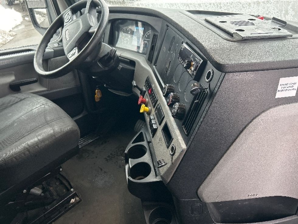 Sleeper Tractor-Heavy Duty Tractors-Freightliner-2022-T11664ST-Fitchburg-MA-465,776\n\t\tmiles-$ 66,250 - Image 15