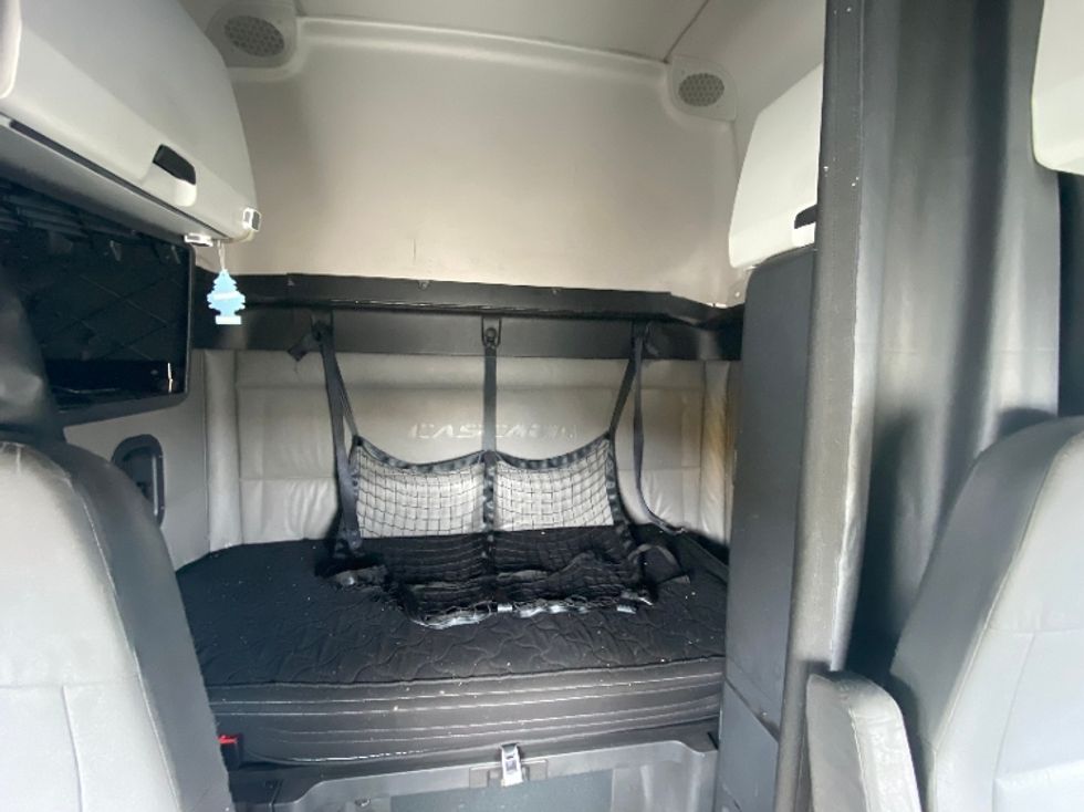 Sleeper Tractor-Heavy Duty Tractors-Freightliner-2022-T11664ST-Fitchburg-MA-465,776\n\t\tmiles-$ 66,250 - Image 16