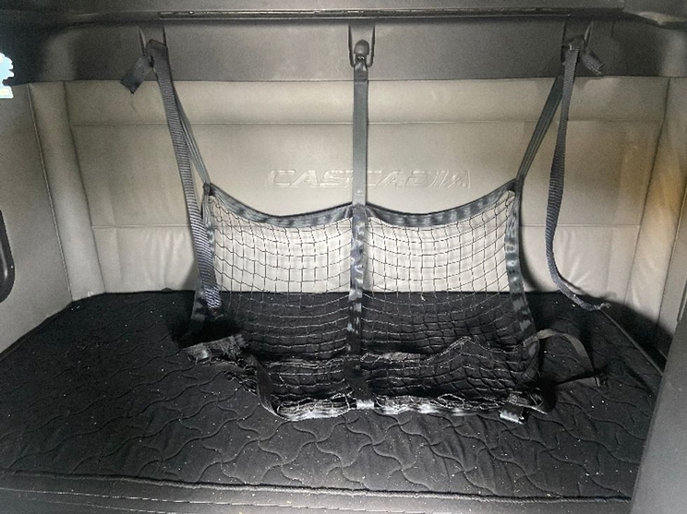 Sleeper Tractor-Heavy Duty Tractors-Freightliner-2022-T11664ST-Fitchburg-MA-465,776\n\t\tmiles-$ 66,250 - Image 17