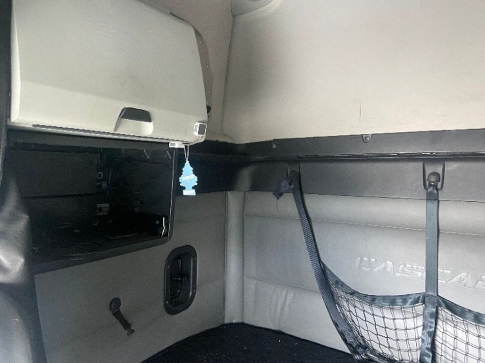 Sleeper Tractor-Heavy Duty Tractors-Freightliner-2022-T11664ST-Fitchburg-MA-465,776\n\t\tmiles-$ 66,250 - Image 18