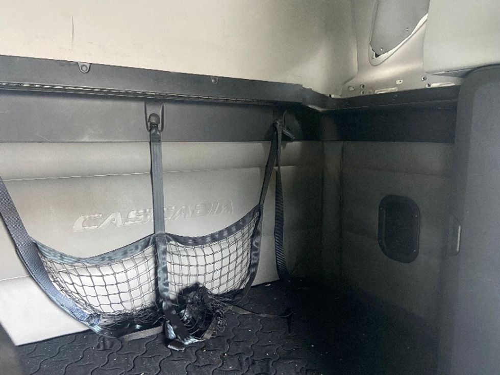 Sleeper Tractor-Heavy Duty Tractors-Freightliner-2022-T11664ST-Fitchburg-MA-465,776\n\t\tmiles-$ 66,250 - Image 19