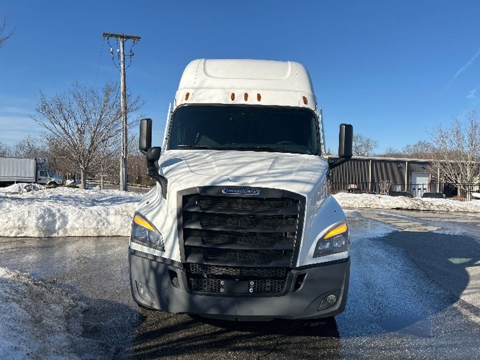 Sleeper Tractor-Heavy Duty Tractors-Freightliner-2022-T11664ST-Fitchburg-MA-465,776\n\t\tmiles-$ 66,250 - Image 2