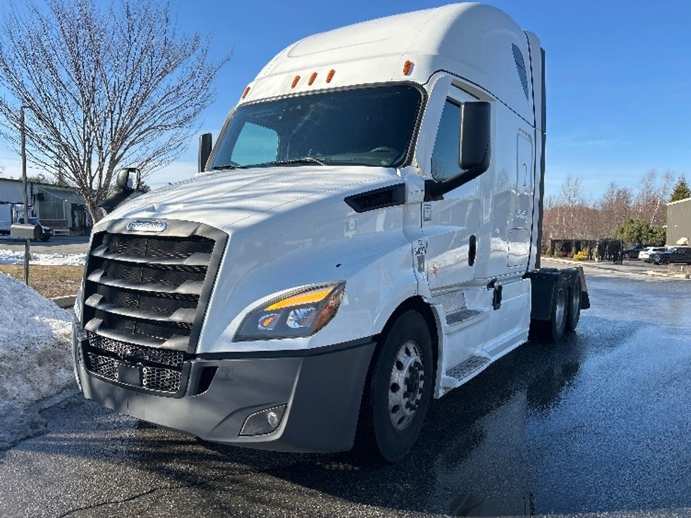 Sleeper Tractor-Heavy Duty Tractors-Freightliner-2022-T11664ST-Fitchburg-MA-465,776\n\t\tmiles-$ 66,250 - Image 3