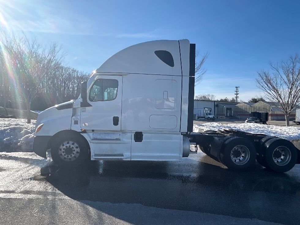 Sleeper Tractor-Heavy Duty Tractors-Freightliner-2022-T11664ST-Fitchburg-MA-465,776\n\t\tmiles-$ 66,250 - Image 4