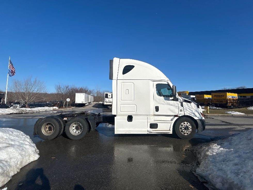 Sleeper Tractor-Heavy Duty Tractors-Freightliner-2022-T11664ST-Fitchburg-MA-465,776\n\t\tmiles-$ 66,250 - Image 8