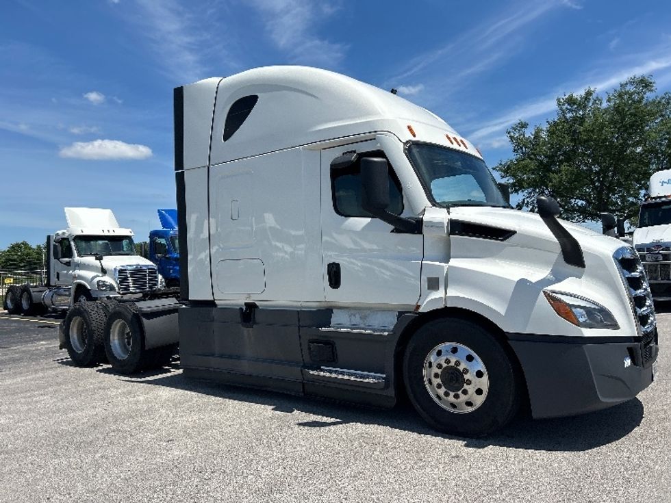 Sleeper Tractor-Heavy Duty Tractors-Freightliner-2022-T11664ST-La Porte-IN-464,134\n\t\tmiles-$ 73,750 - Image 1