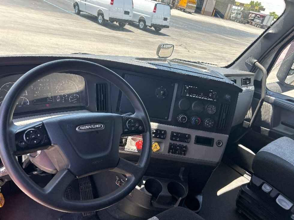 Sleeper Tractor-Heavy Duty Tractors-Freightliner-2022-T11664ST-La Porte-IN-464,134\n\t\tmiles-$ 73,750 - Image 11