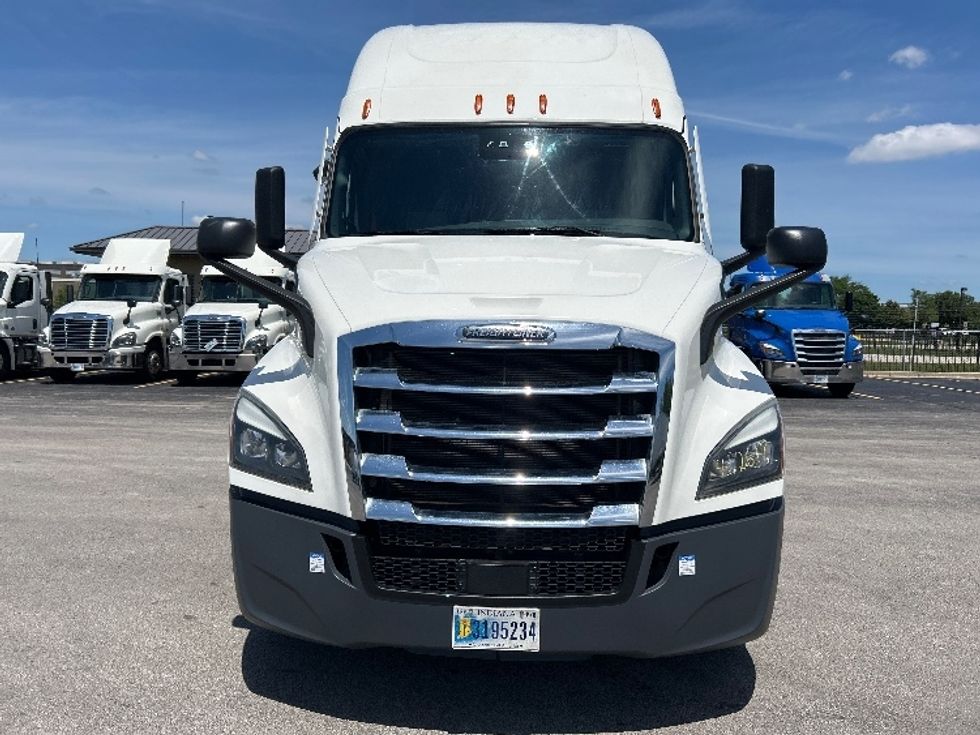 Sleeper Tractor-Heavy Duty Tractors-Freightliner-2022-T11664ST-La Porte-IN-464,134\n\t\tmiles-$ 73,750 - Image 2