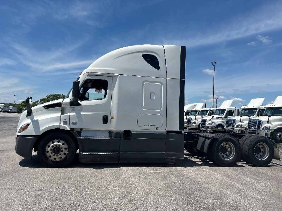 Sleeper Tractor-Heavy Duty Tractors-Freightliner-2022-T11664ST-La Porte-IN-464,134\n\t\tmiles-$ 73,750 - Image 4
