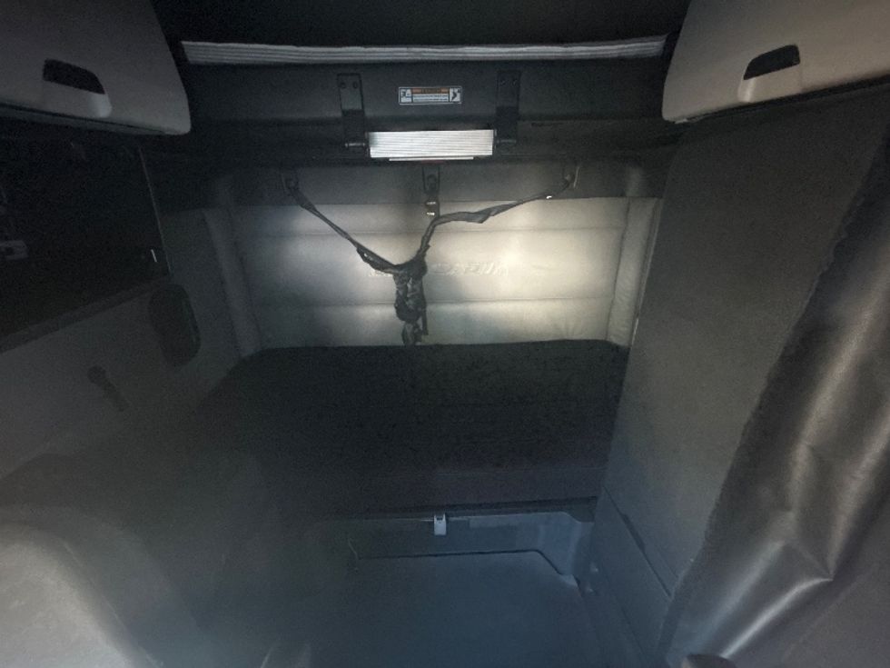 Sleeper Tractor-Heavy Duty Tractors-Freightliner-2022-T11664ST-Louisville-KY-472,889\n\t\tmiles-$ 66,250 - Image 12