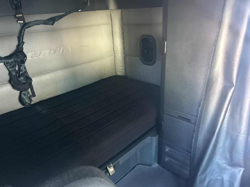 Sleeper Tractor-Heavy Duty Tractors-Freightliner-2022-T11664ST-Louisville-KY-472,889\n\t\tmiles-$ 66,250 - Image 16