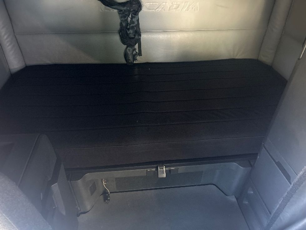 Sleeper Tractor-Heavy Duty Tractors-Freightliner-2022-T11664ST-Louisville-KY-472,889\n\t\tmiles-$ 66,250 - Image 17