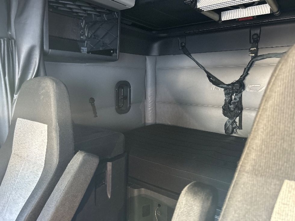 Sleeper Tractor-Heavy Duty Tractors-Freightliner-2022-T11664ST-Louisville-KY-472,889\n\t\tmiles-$ 66,250 - Image 18