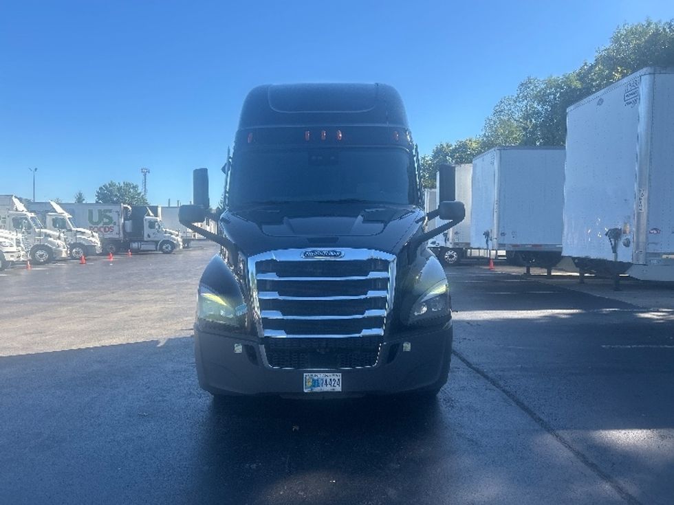 Sleeper Tractor-Heavy Duty Tractors-Freightliner-2022-T11664ST-Louisville-KY-472,889\n\t\tmiles-$ 66,250 - Image 2