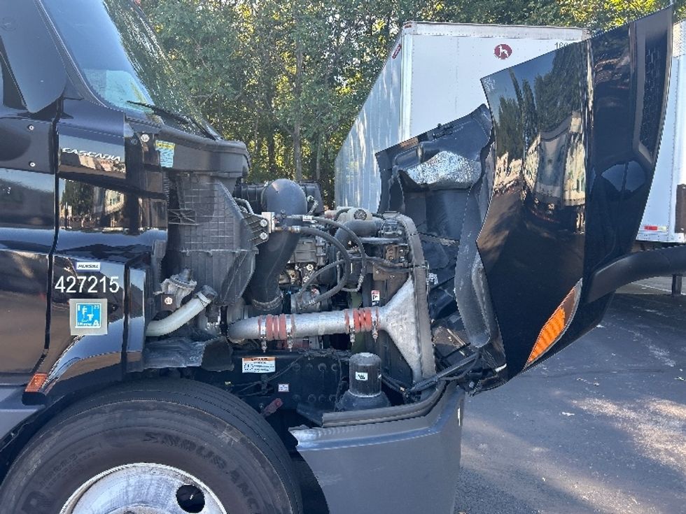 Sleeper Tractor-Heavy Duty Tractors-Freightliner-2022-T11664ST-Louisville-KY-472,889\n\t\tmiles-$ 66,250 - Image 20