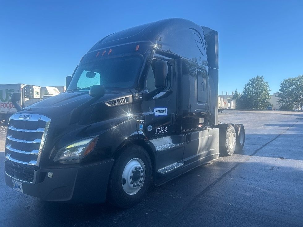 Sleeper Tractor-Heavy Duty Tractors-Freightliner-2022-T11664ST-Louisville-KY-472,889\n\t\tmiles-$ 66,250 - Image 3