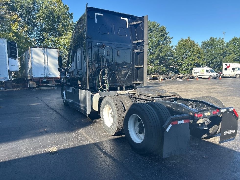 Sleeper Tractor-Heavy Duty Tractors-Freightliner-2022-T11664ST-Louisville-KY-472,889\n\t\tmiles-$ 66,250 - Image 5