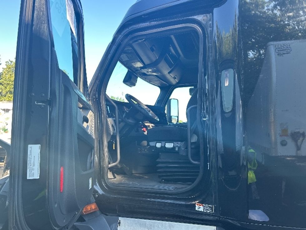 Sleeper Tractor-Heavy Duty Tractors-Freightliner-2022-T11664ST-Louisville-KY-472,889\n\t\tmiles-$ 66,250 - Image 9