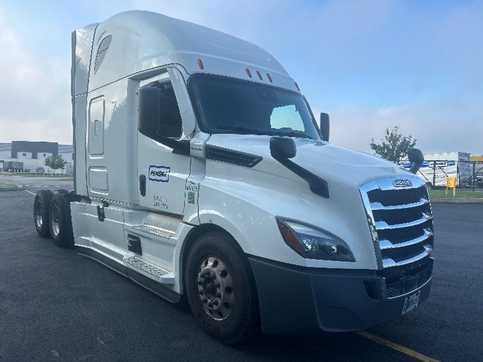 Sleeper Tractor-Heavy Duty Tractors-Freightliner-2022-T12664ST-Akron-OH-373,541\n\t\tmiles-$ 93,750 - Image 1