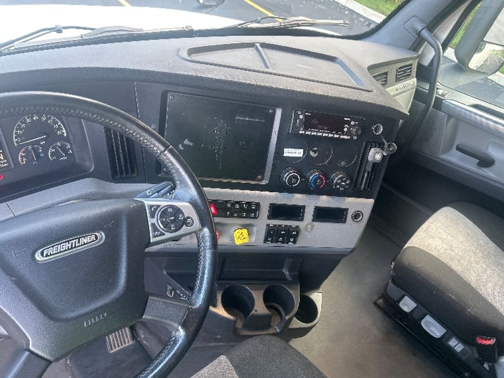 Sleeper Tractor-Heavy Duty Tractors-Freightliner-2022-T12664ST-Akron-OH-373,541\n\t\tmiles-$ 93,750 - Image 10