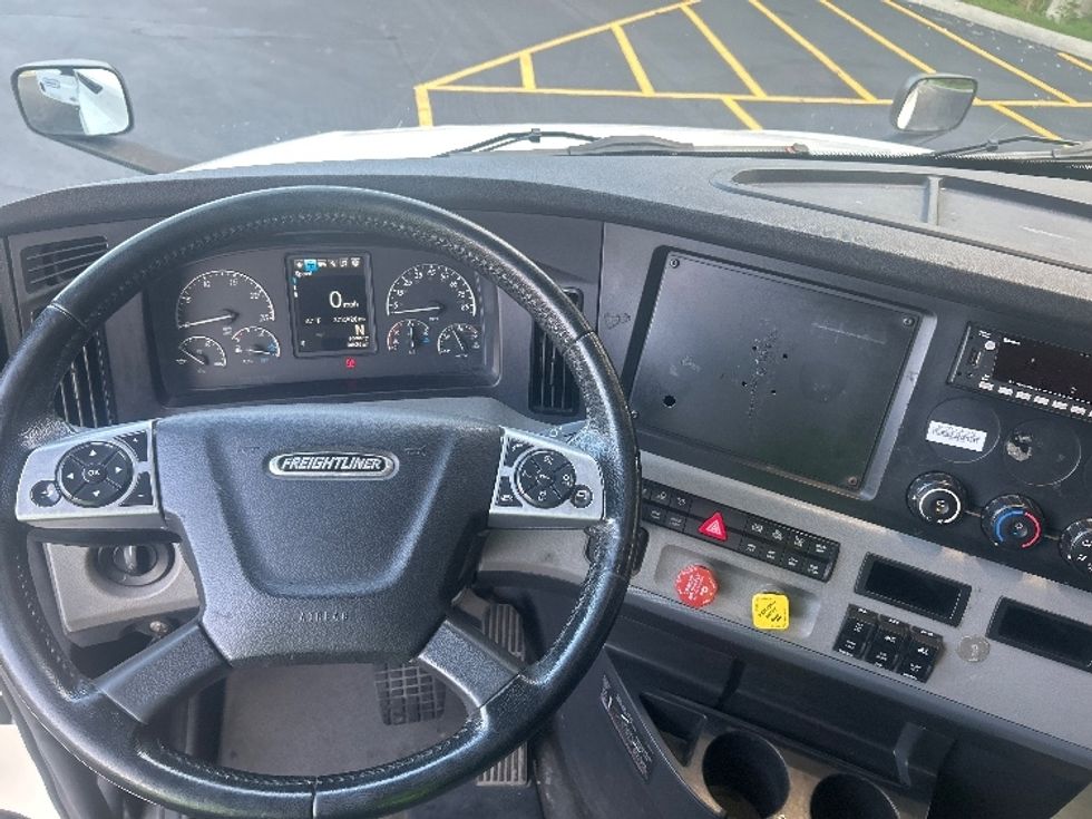 Sleeper Tractor-Heavy Duty Tractors-Freightliner-2022-T12664ST-Akron-OH-373,541\n\t\tmiles-$ 93,750 - Image 11