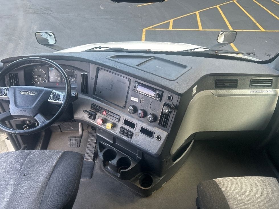 Sleeper Tractor-Heavy Duty Tractors-Freightliner-2022-T12664ST-Akron-OH-373,541\n\t\tmiles-$ 93,750 - Image 12