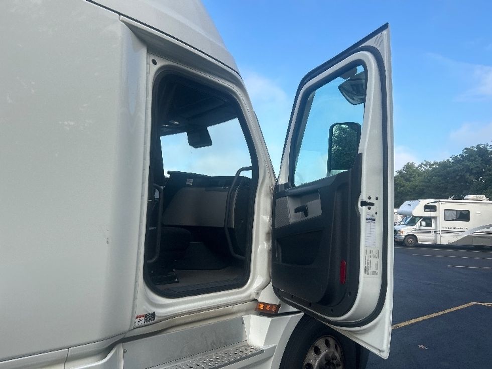 Sleeper Tractor-Heavy Duty Tractors-Freightliner-2022-T12664ST-Akron-OH-373,541\n\t\tmiles-$ 93,750 - Image 13