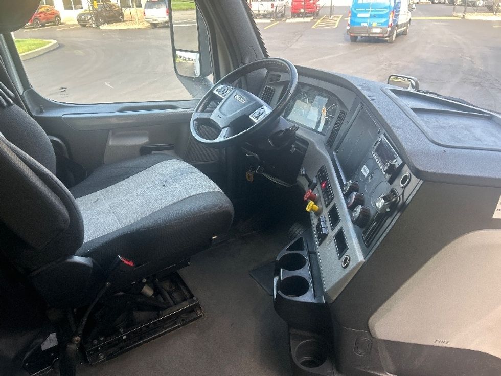 Sleeper Tractor-Heavy Duty Tractors-Freightliner-2022-T12664ST-Akron-OH-373,541\n\t\tmiles-$ 93,750 - Image 15