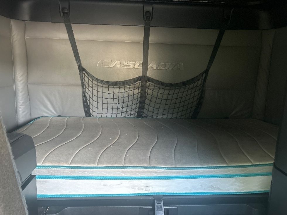 Sleeper Tractor-Heavy Duty Tractors-Freightliner-2022-T12664ST-Akron-OH-373,541\n\t\tmiles-$ 93,750 - Image 16
