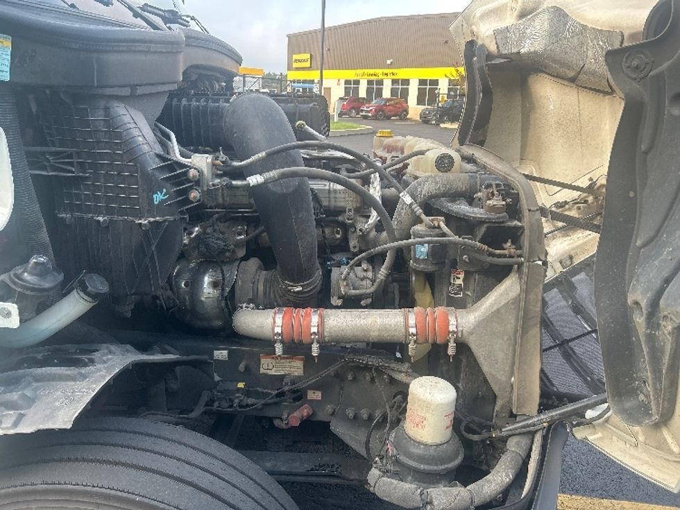 Sleeper Tractor-Heavy Duty Tractors-Freightliner-2022-T12664ST-Akron-OH-373,541\n\t\tmiles-$ 93,750 - Image 19